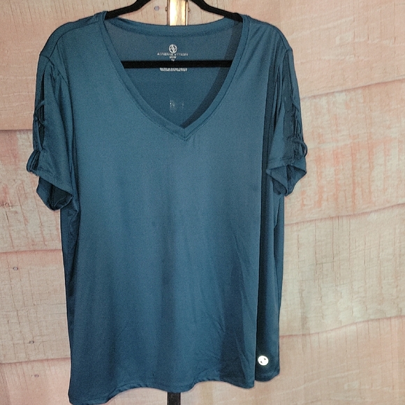 Adrienne Vittadini Tops - Adrienne Vittadini Sport V-neck Top